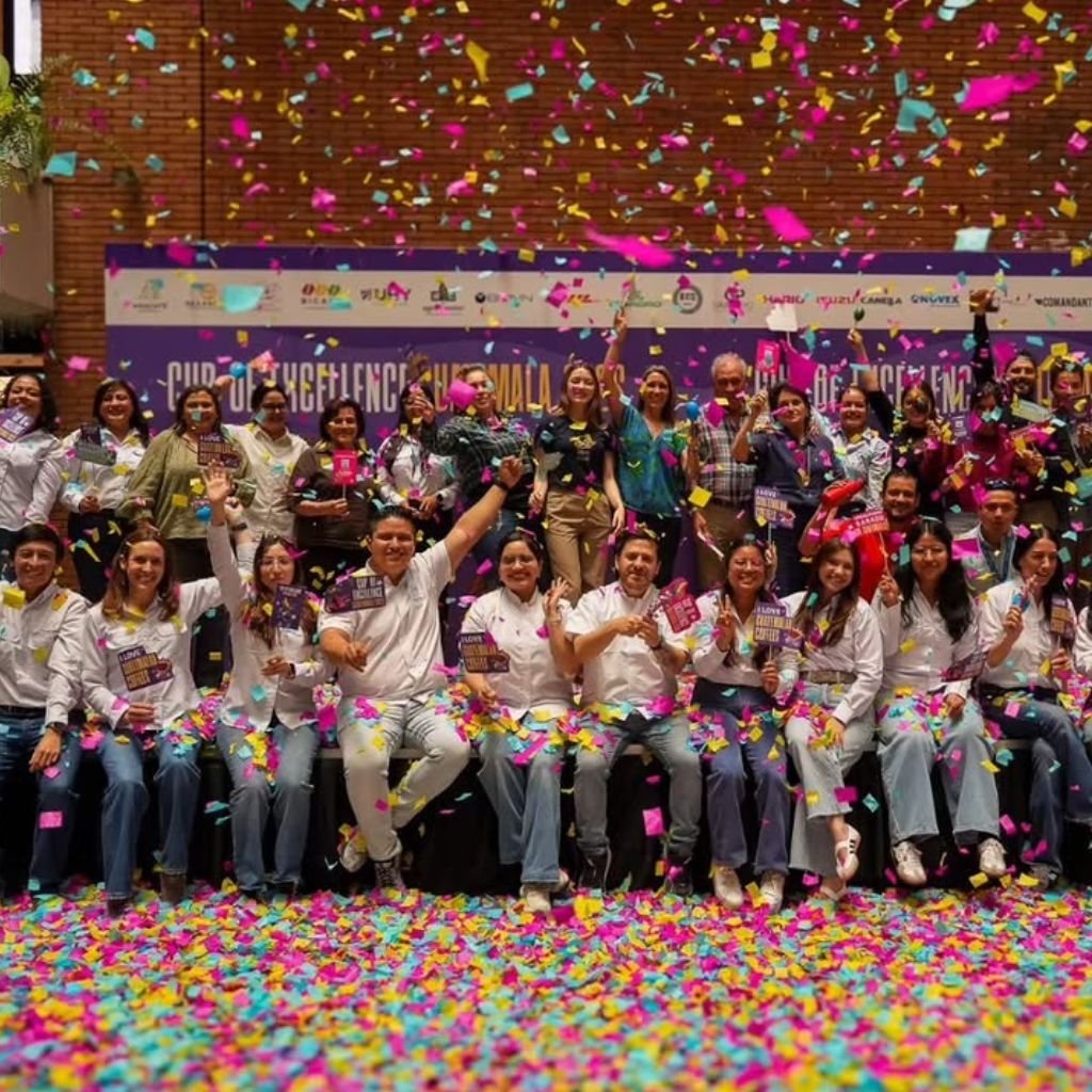 Participantes y organizadores de Taza de Excelencia Guatemala 2026 al concluir la subasta.