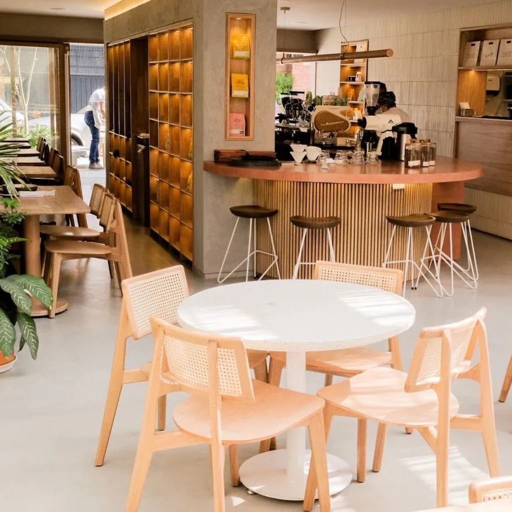 En 2025, Tropicalia Coffee de Bogotá, Colombia, logró el primer lugar en la lista de los mejores 100 cafés de Sudamérica.