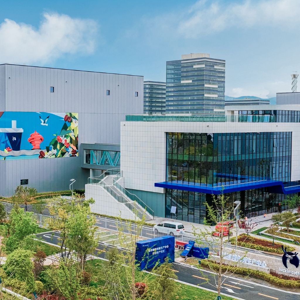 Nuevo centro de tostado inteligente en Qingdao, provincia de Shandong, de la cadena china Luckin Coffee.