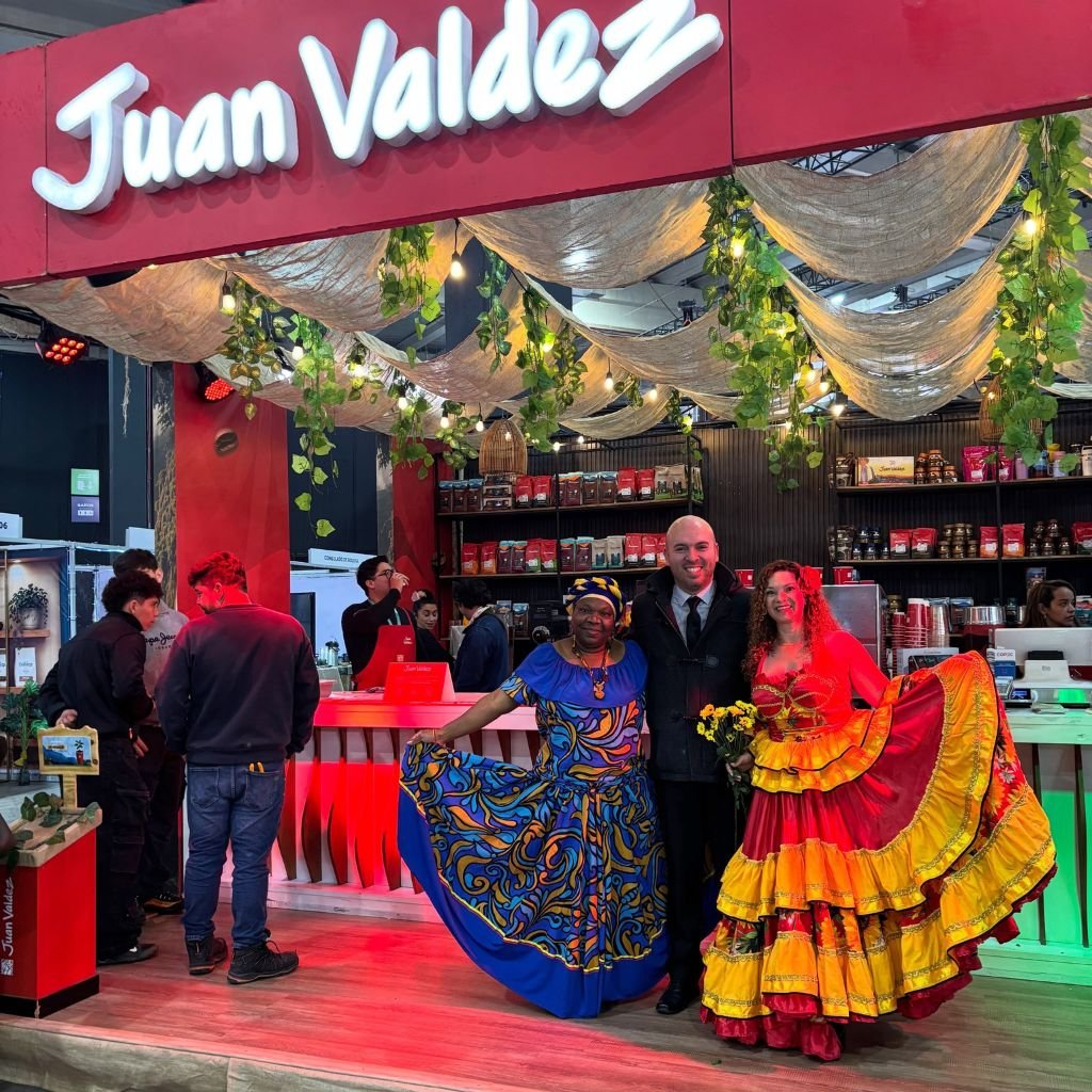 Julián Flórez, director ejecutivo de la Cámara de Comercio Chileno-Colombiana, en el Stand de Juan Valdez en ExpoCafé Chile 2026.