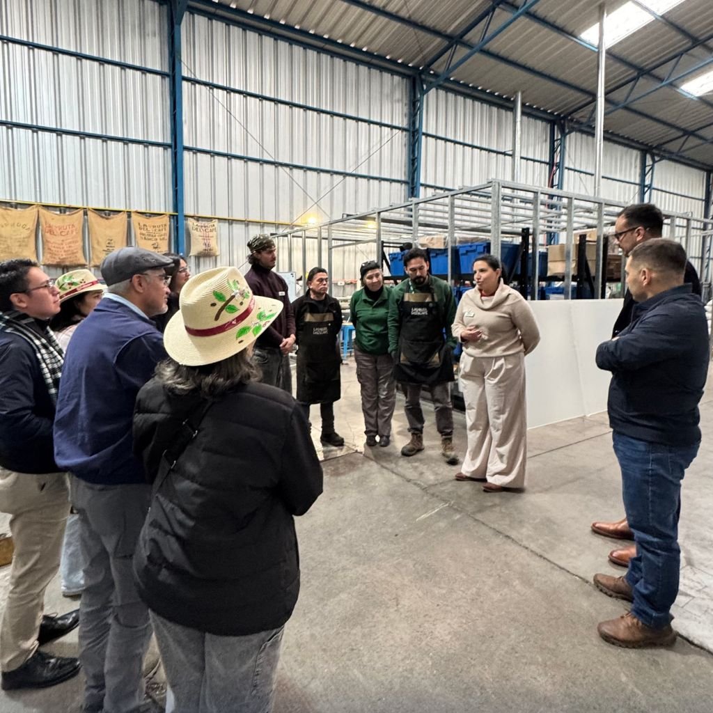 Delegación de Honduras durante la visita a la empresa La Ruta del Café de Chile en el marco de la Expocafé Chile 2026.