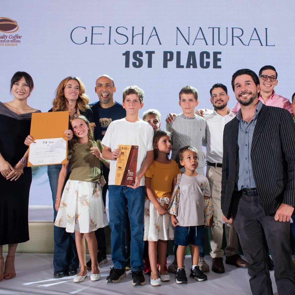 Familia Amoruso de Lérida Estate celebra primer lugar Geisha Natural.