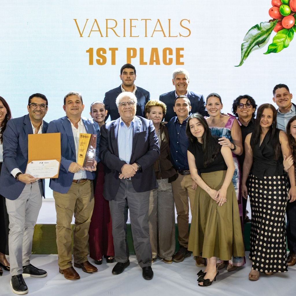 Familia Altieri de Altieri Specialty Coffee celebra primer lugar Varietales.