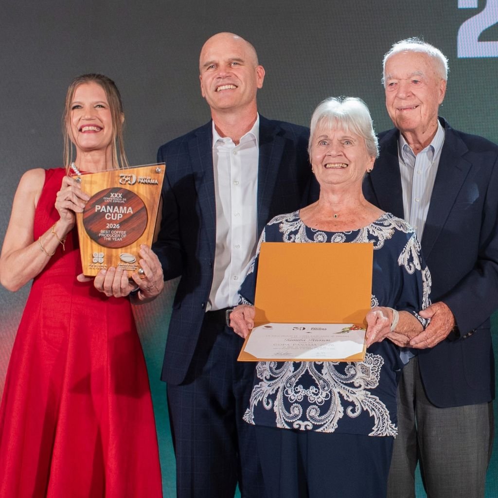 Familia Peterson de Hacienda La Esmeralda recibe la Copa Panamá.