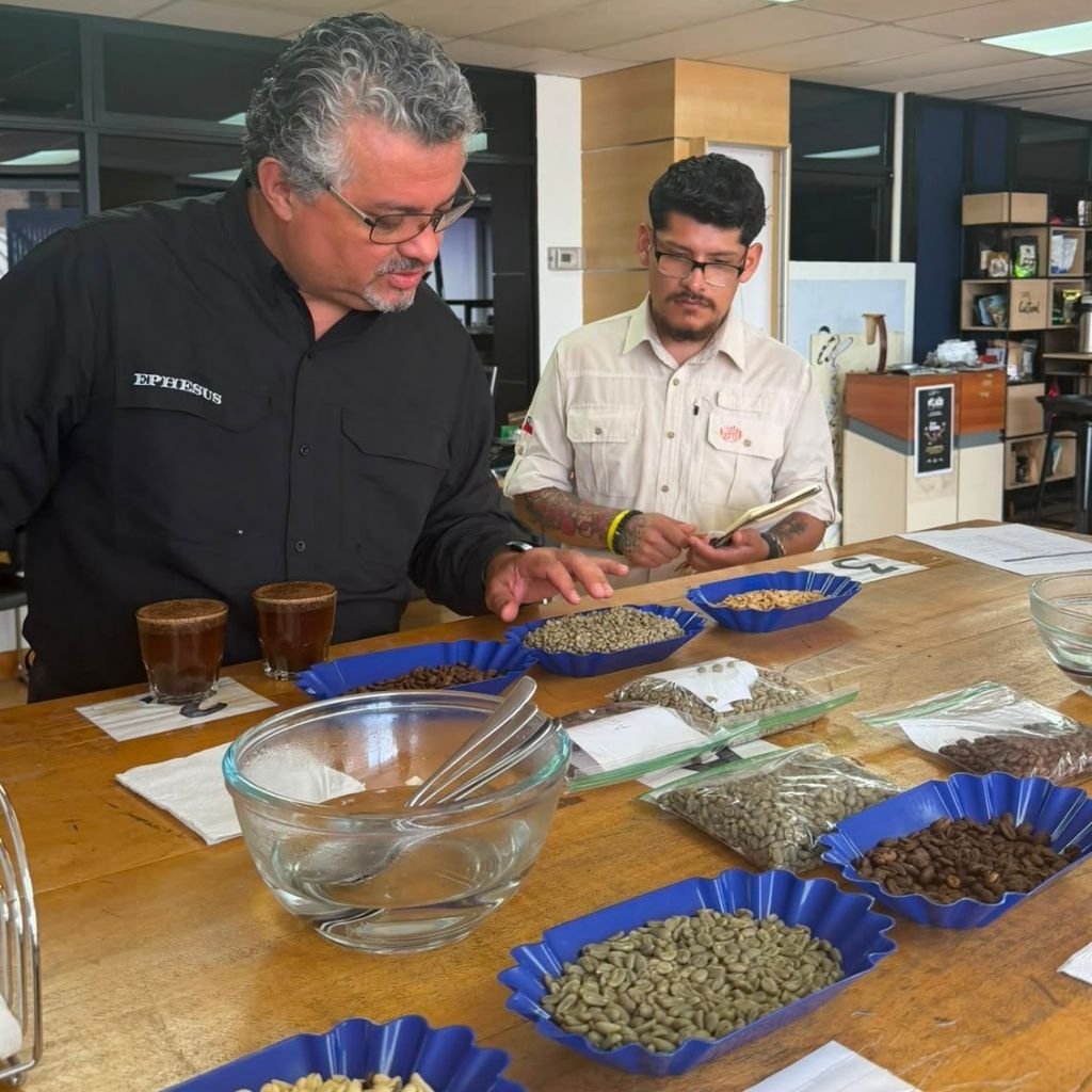 Patricio Contreras, director general de Outlet del Café, evalúa granos verdes y tostados en mesa de selección.