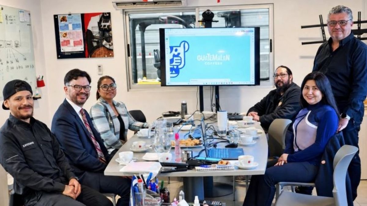 El embajador de Guatemala, Wendel Arriaza, visita Outlet del Café en Santiago para dar seguimiento a alianzas comerciales.