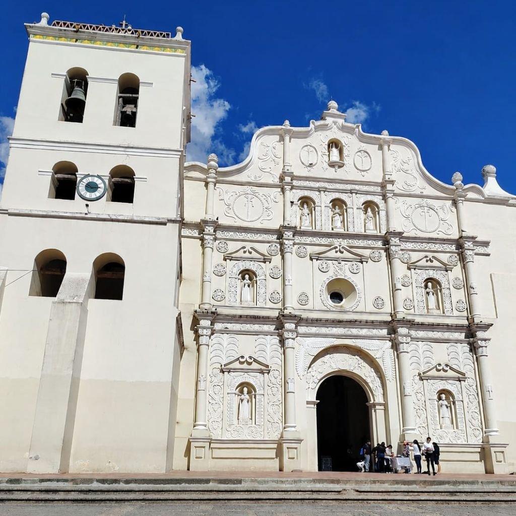 Visitantes frente a la histórica Catedral de la Inmaculada Concepción en Comayagua, ciudad sede de Honduran Coffee Expo 2026 en septiembre.