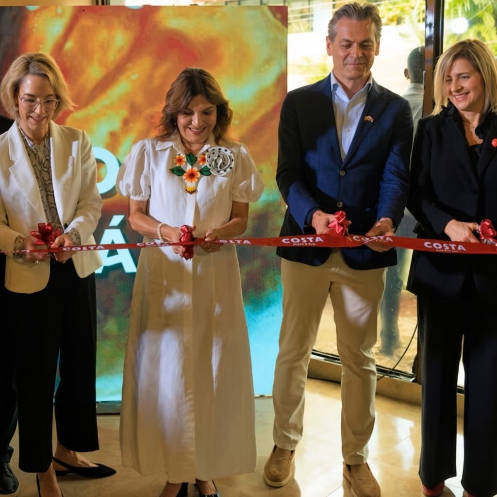 Jacqueline García Maritano, CEO de Grupo Maritanos, y Philippe Schaillee, CEO de Costa Coffee, cortan la cinta en la inauguración de la primera tienda de la marca en Panamá.