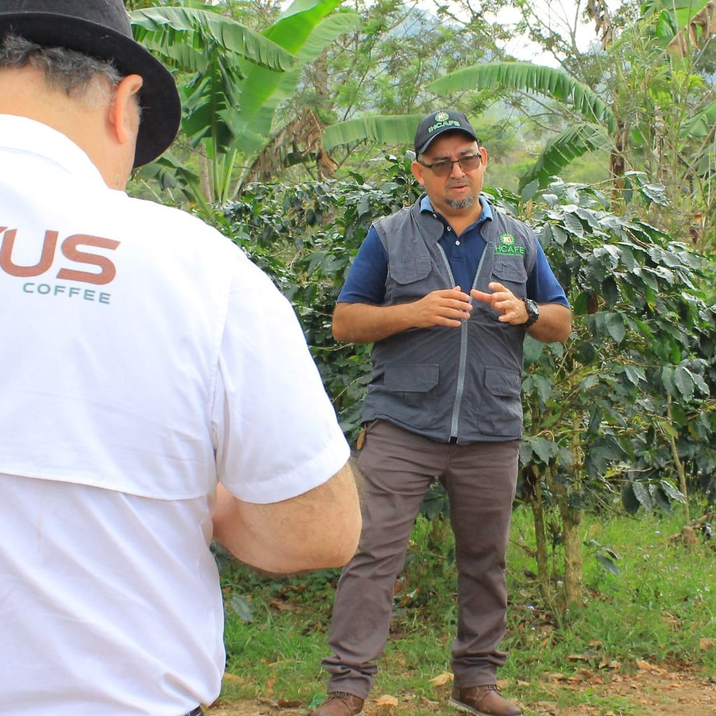 Clemente Enamorado, jefe regional de IHCAFE Santa Bárbara, explica por qué Honduras exporta más café.