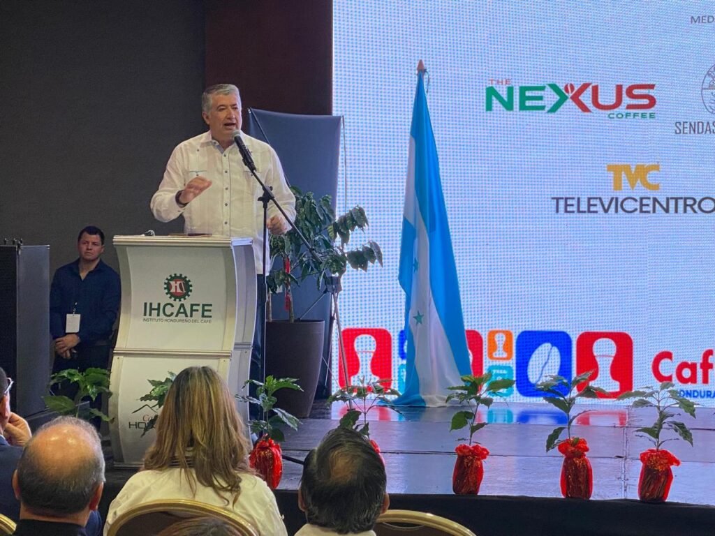 Juan Carlos García, designado presidencial, interviene en CAFEXPO 2026 desde el podio de IHCAFE. The Nexus Coffee fue media partner.