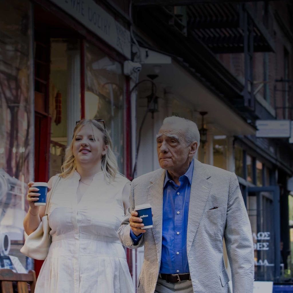 Martin Scorsese y su hija Francesca caminan por Nueva York con vasos de café de Lavazza en la miniserie Family Blend.