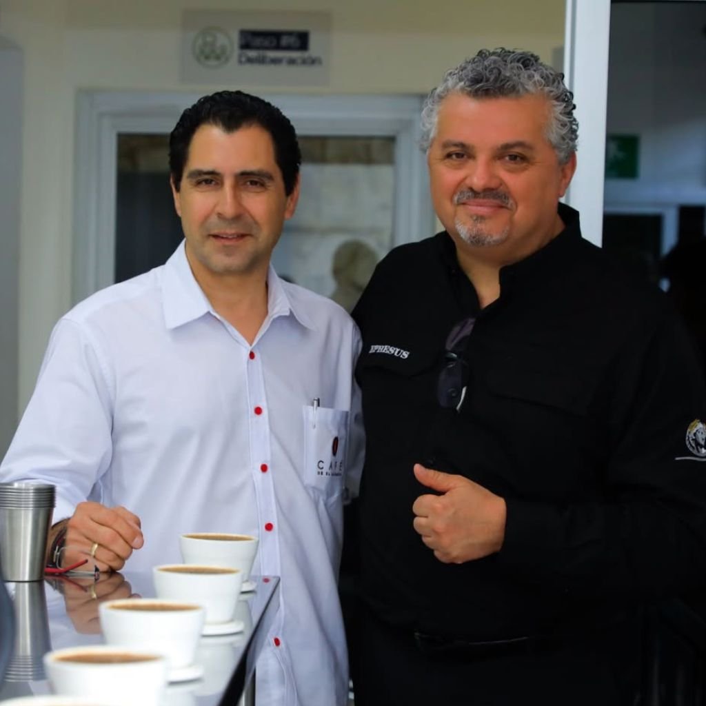Mauricio Sansivirini (izquierda), presidente del Instituto Salvadoreño del Café (ISC), junto a Patricio Contreras, director general de Outletdelcafe, durante una cata de cafés de especialidad de El Salvador.