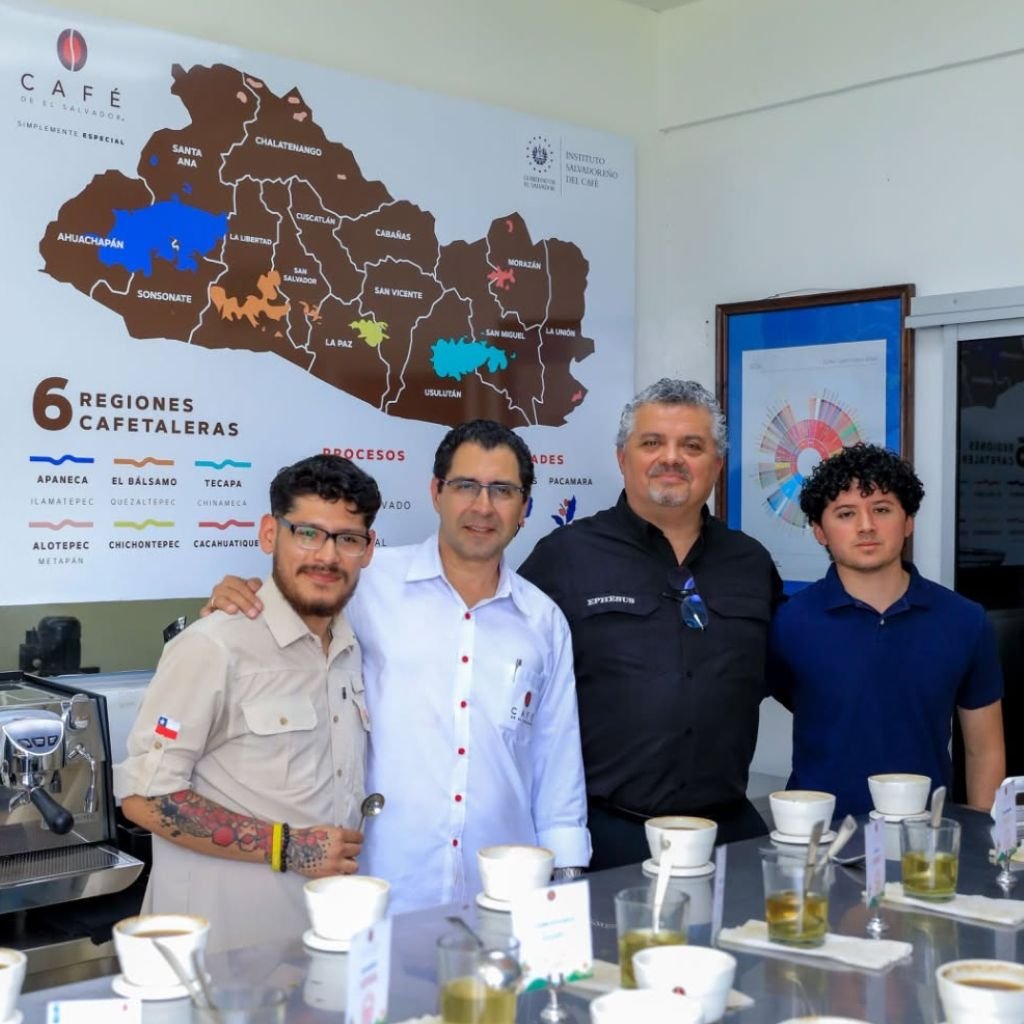 Mauricio Sansivirini (segundo de izquierda a derecha), presidente del Instituto Salvadoreño del Café (ISC), junto a Patricio Contreras (tercero), director general de Outletdelcafe, y miembros de su equipo, durante una cata de cafés de especialidad de El Salvador en las instalaciones del ISC.