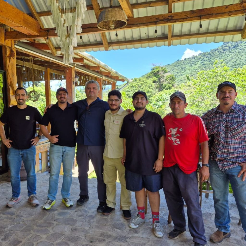 Patricio Contreras (tercero de izquierda a derecha), director general de Outletdelcafe, junto a caficultores de la zona de Sonsonate, El Salvador, durante una visita a fincas productoras de café de especialidad.