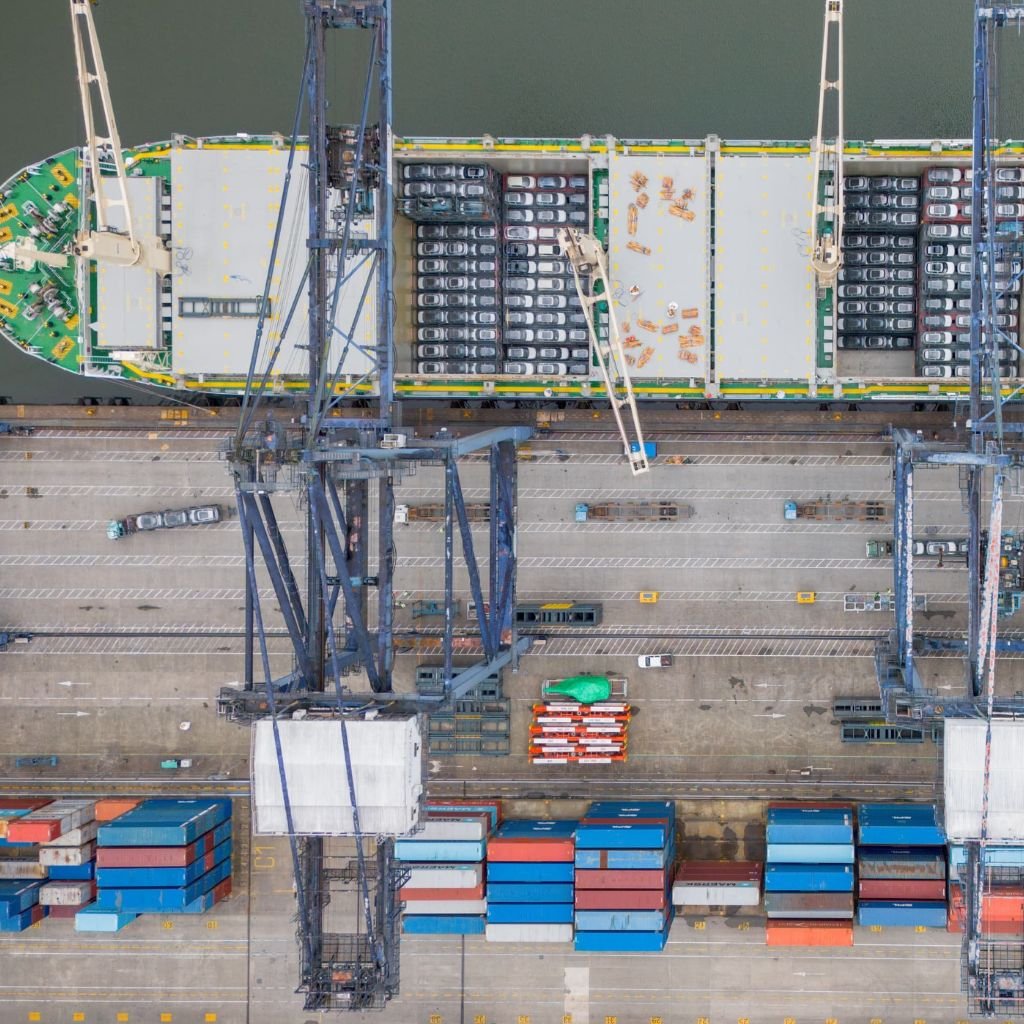 Vista aérea del Puerto de Buenaventura, el principal terminal del Pacífico colombiano y la puerta de salida más importante del café de Colombia. Por aquí se embarca entre el 50 % y más del 70 % de las exportaciones de café del país.