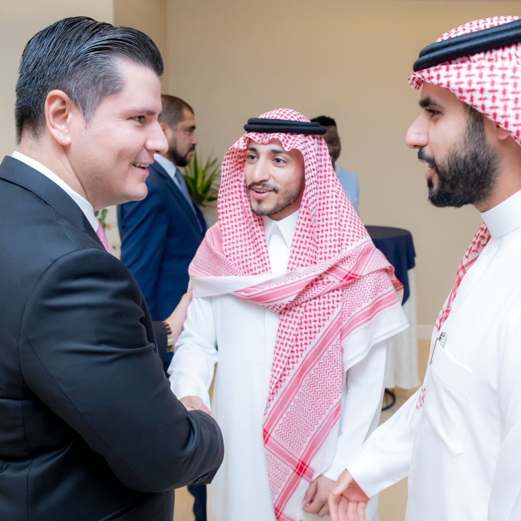 Ricardo E Cucalón Levy, embajador de El Salvador en Arabia Saudita, ha participado en los últimos años en foros, visitas, exposiciones que tienen como objetivo promover el café de este país en ese mercado.