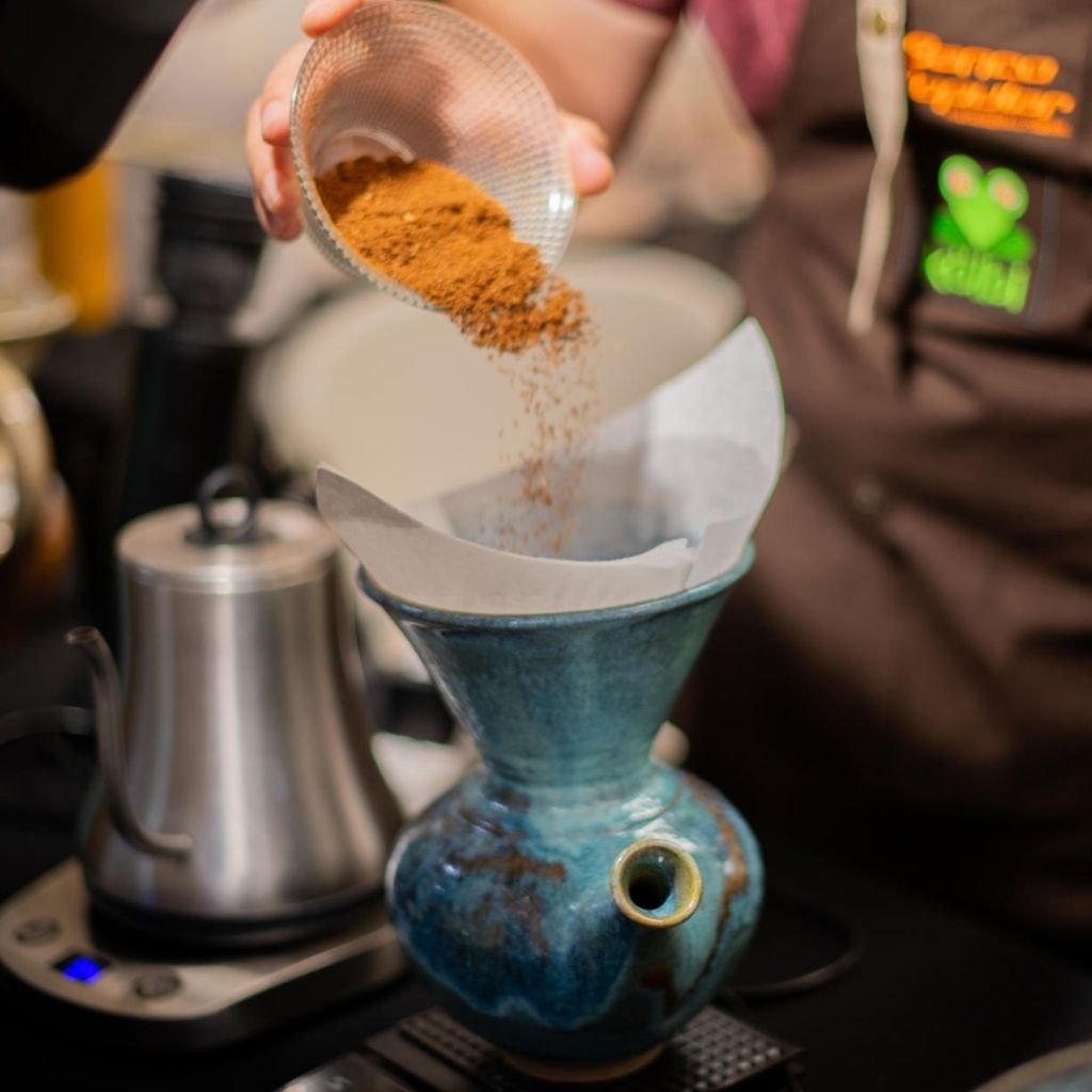 Vandola: cerámica costarricense que une la chorreadora tradicional con el café de especialidad. Flujo controlado, calor estable y taza limpia, dulce y clara.
