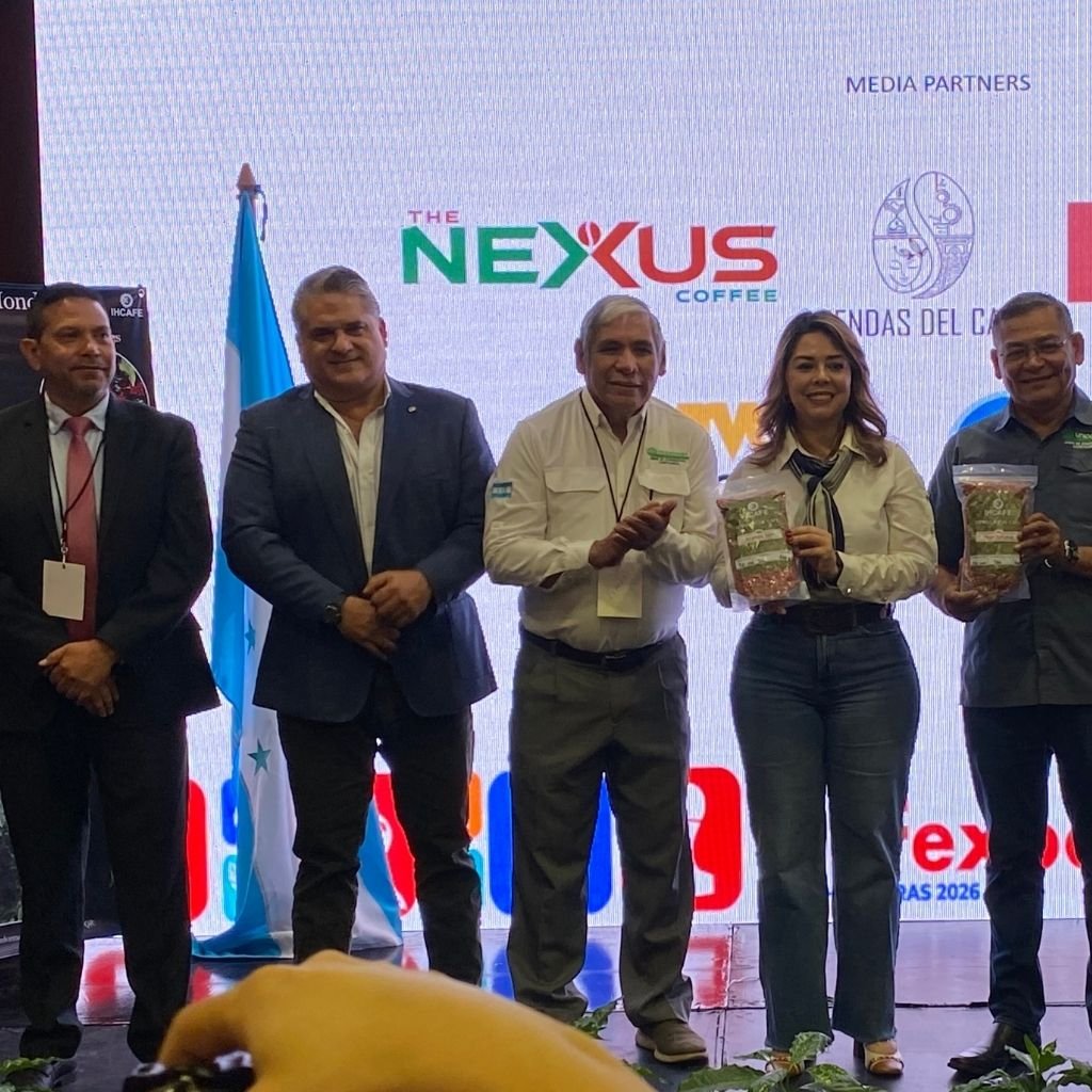 Adilson Ávila, gerente general de IHCAFE; Basilio Fuschich, presidente de ADECAFEH; y la designada presidencial María Antonieta Mejía, junto a otras autoridades, durante CAFEXPO 2026. The Nexus Coffee fue media partner.