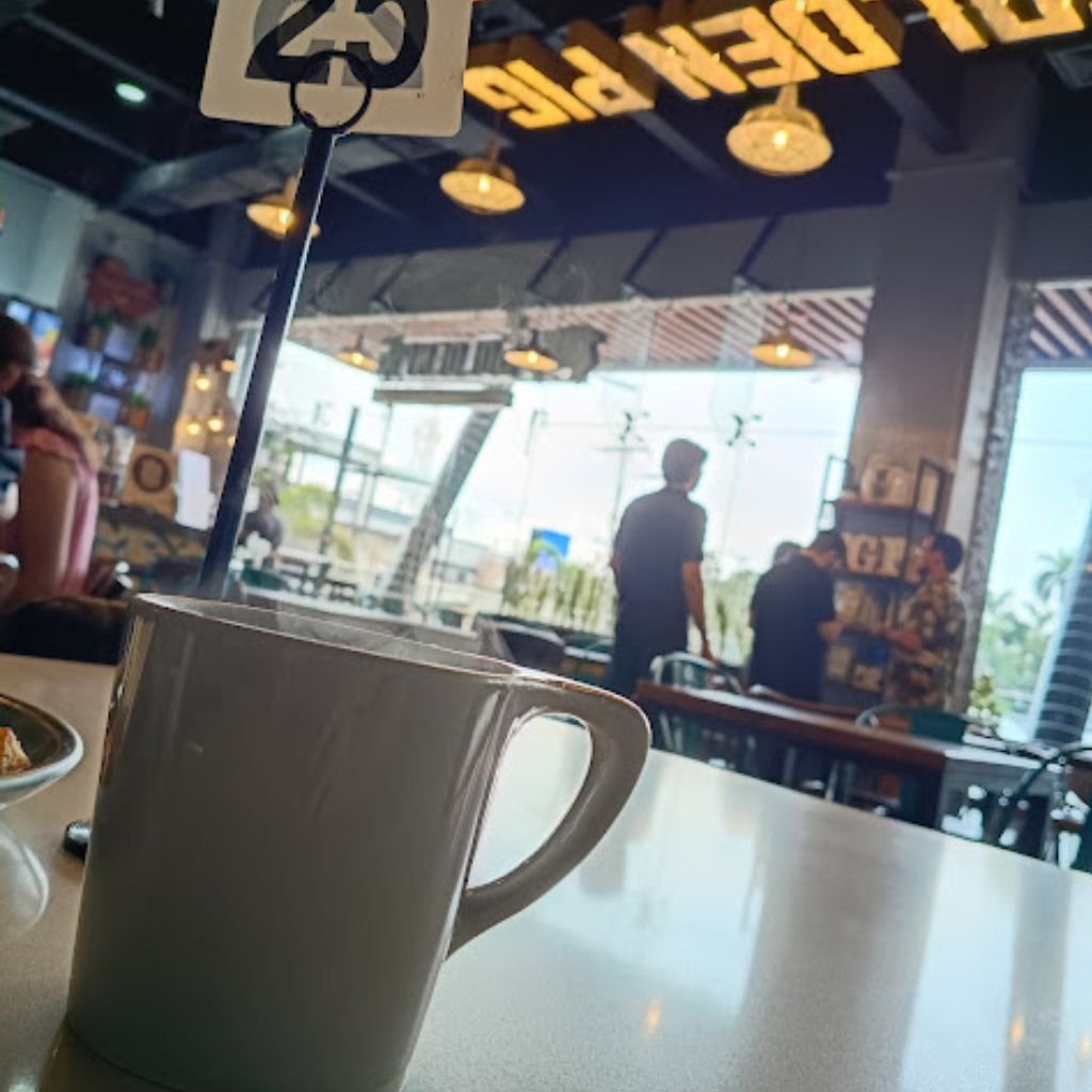 Taza de café en una mesa de The Golden Pig de San Pedro Sula, Honduras.