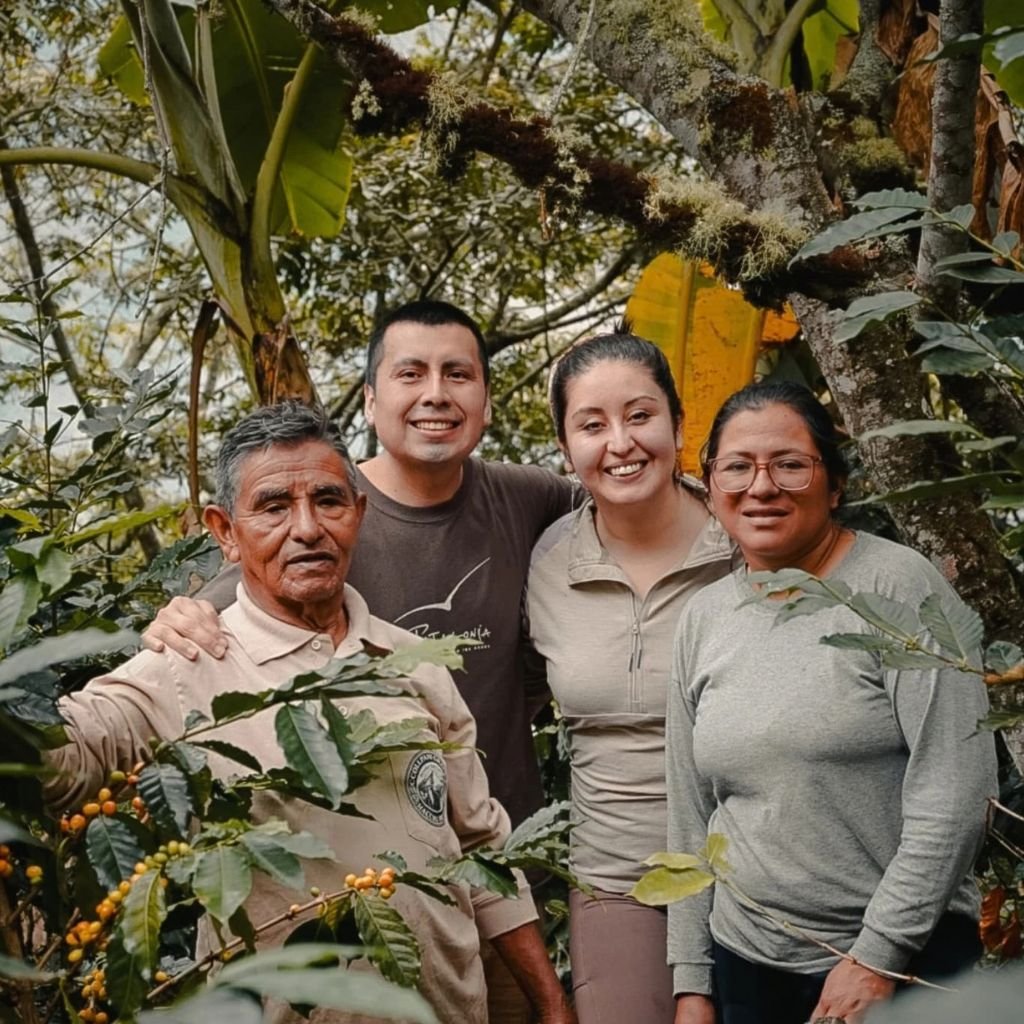 Cristián y Jacqueline visitan una finca cafetera en Perú junto a productores locales para conocer el origen de cada grano que sirven.