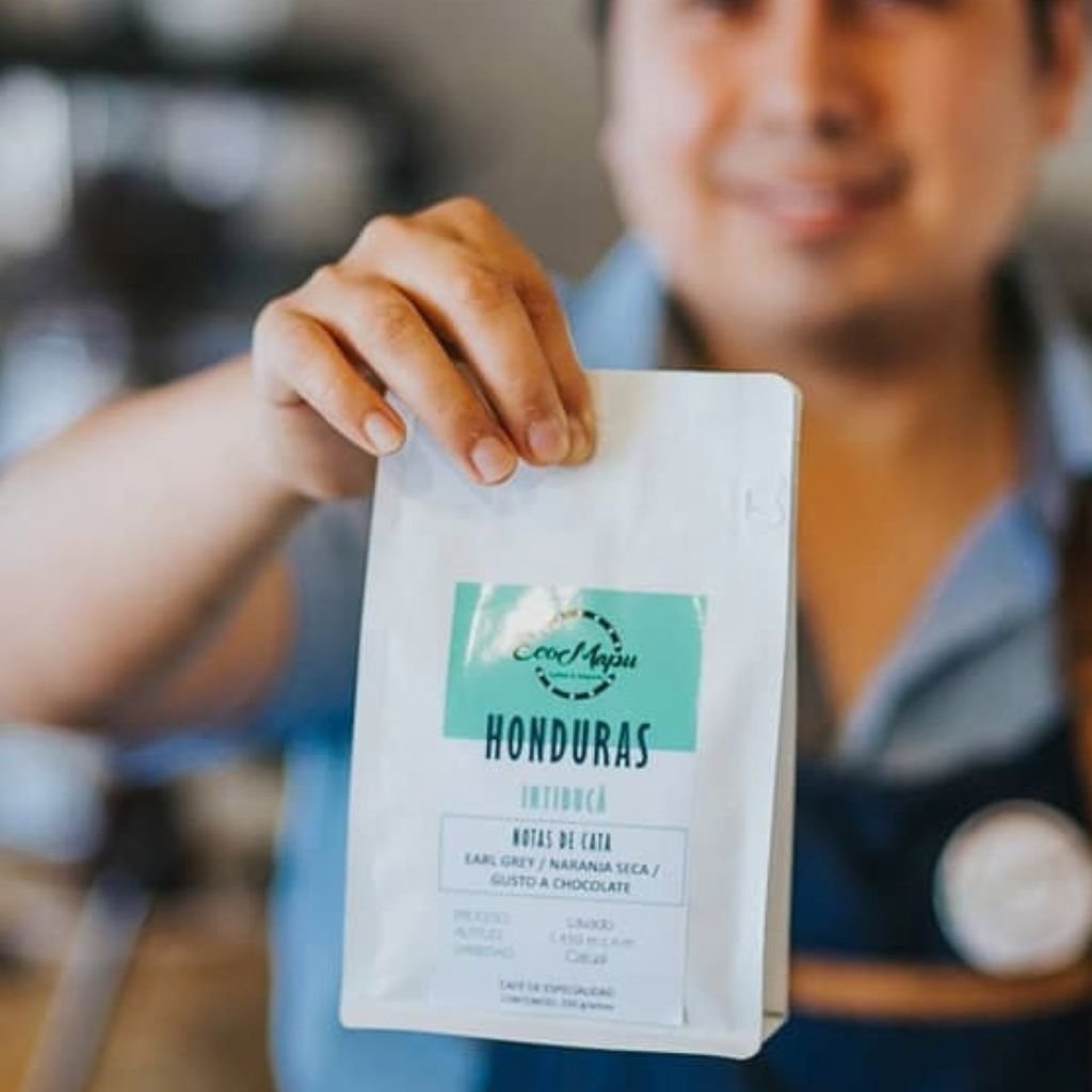 Cristián muestra el café de Intibucá, Honduras, tostado para Eco Mapu Coffee con notas de naranja y chocolate.