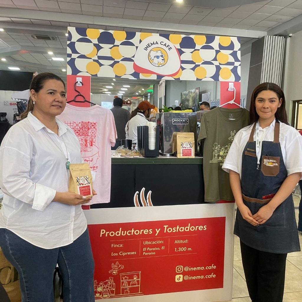 Karen Vega y su hija, Jimena Vega, muestran el Parainema Mix y Parainema Anaeróbico, bajo la marca Inema Cafe, durante la Honduran Coffee Expo 2026, realizada en Comayagua, Honduras.