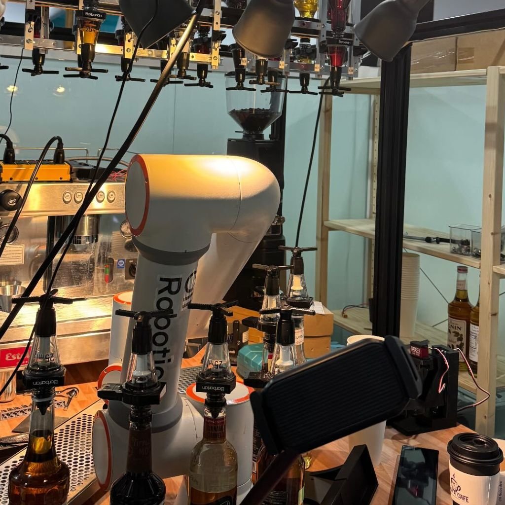 Oli Robotics (Estados Unidos) fabrica, vende y alquila los robots baristas, máquinas de café autónoma que preparan espresso y bebidas heladas sin necesidad de personal detrás del mostrador.