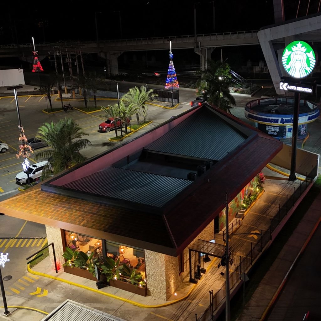 Primera cafetería Starbucks, inaugurada el 10 de diciembre de 2024 en Plaza Pedregal, San Pedro Sula, Honduras.
