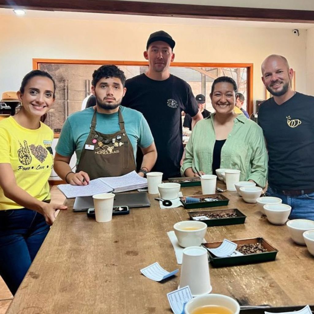Miembros de Swiss Water y Finca Los Laureles en una catación de café en Santa Bárbara, uno de los departamentos que produce uno de los mejores cafés de Honduras y Centroamérica (Foto tomada de Swiss Water).