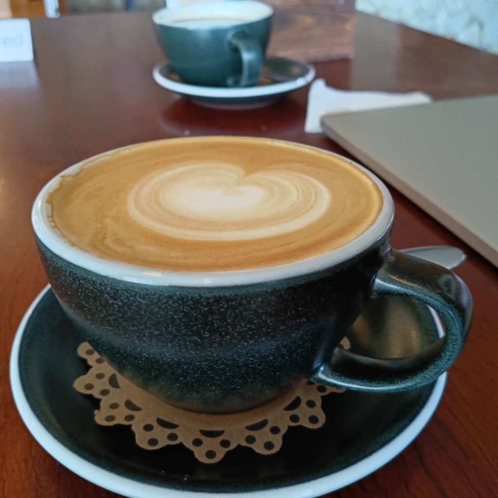 Investigadores encontraron que el consumo continuo de café con cafeína podría reducir algunos efectos del estrés sobre memoria y ánimo.