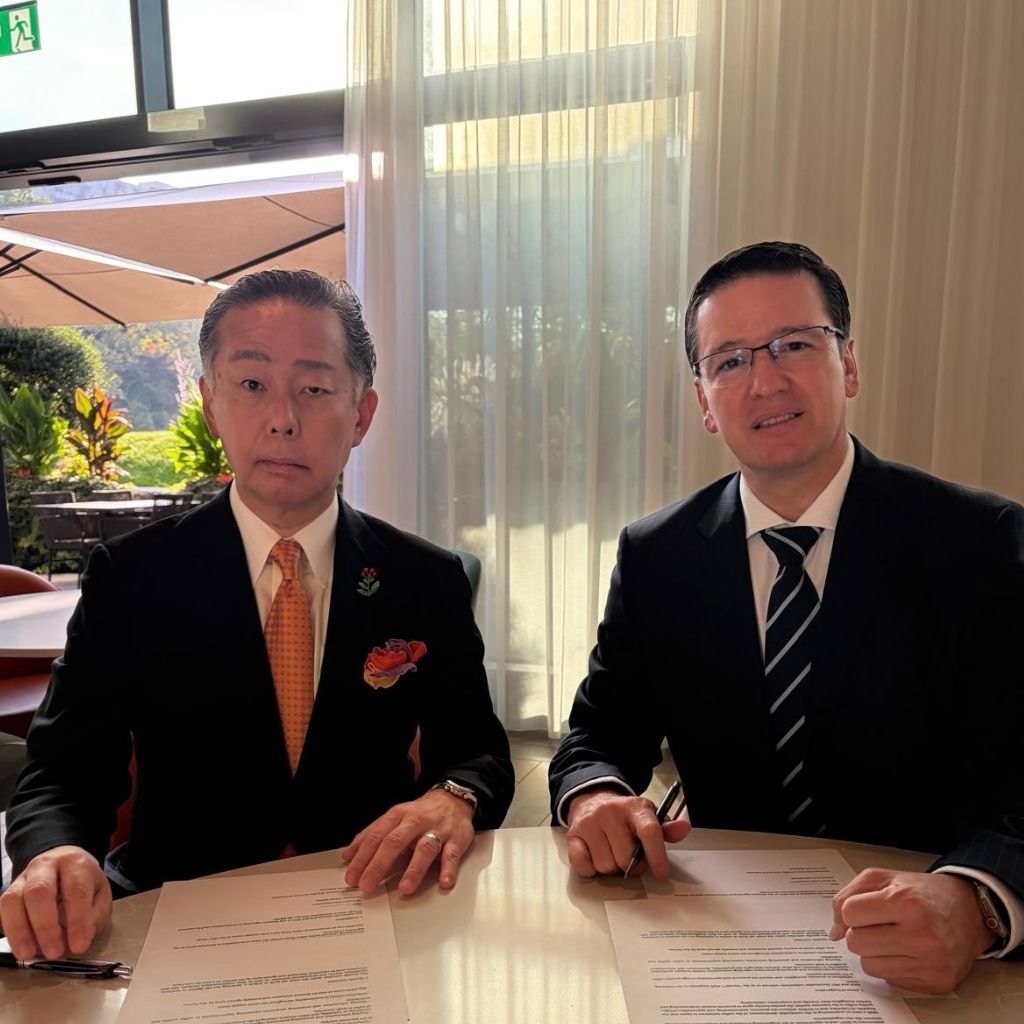 Germán Bahamón, gerente general de la Federación Nacional de Cafeteros, y Yutaka Shibata, presidente de la All Japan Coffee Association, suscriben un memorando para fortalecer la presencia del Café de Colombia en Japón.