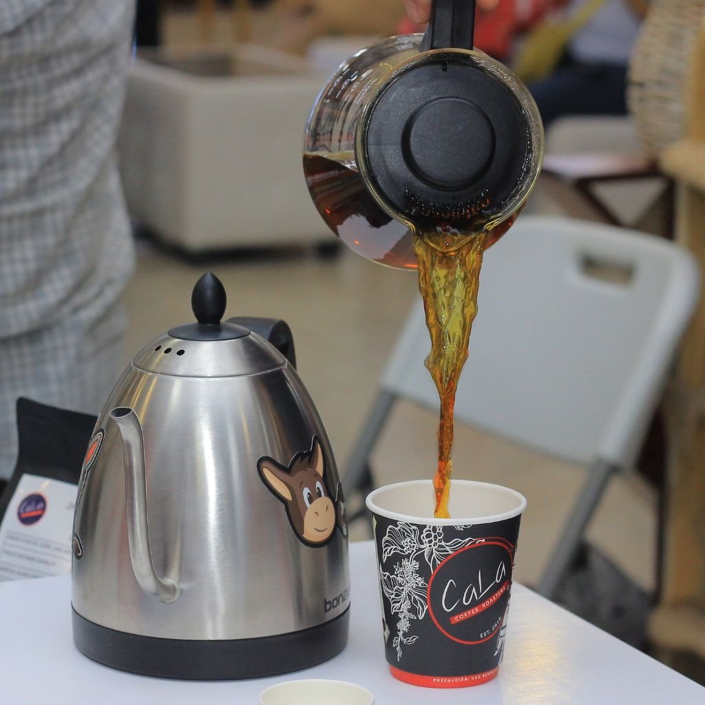 Café Arábica de Honduras servido en un vaso en una demostración durante la Honduran Coffee Expo, celebrada en Comayagua, Honduras, en septiembre de 2026.