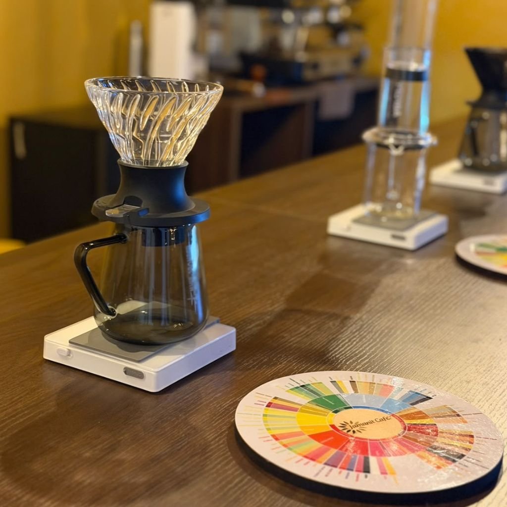 Preparación de café filtrado: V60, Aeropress al fondo y la rueda de sabores lista para la cata.