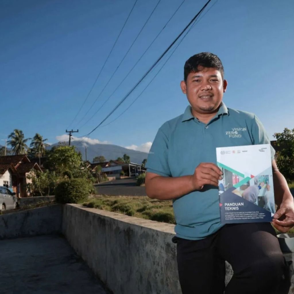 Henky Fernando ofrece capacitaciones en seguridad y salud ocupacional (SSO) a productores de café de Tanggamus, provincia de Lampung, Indonesia.