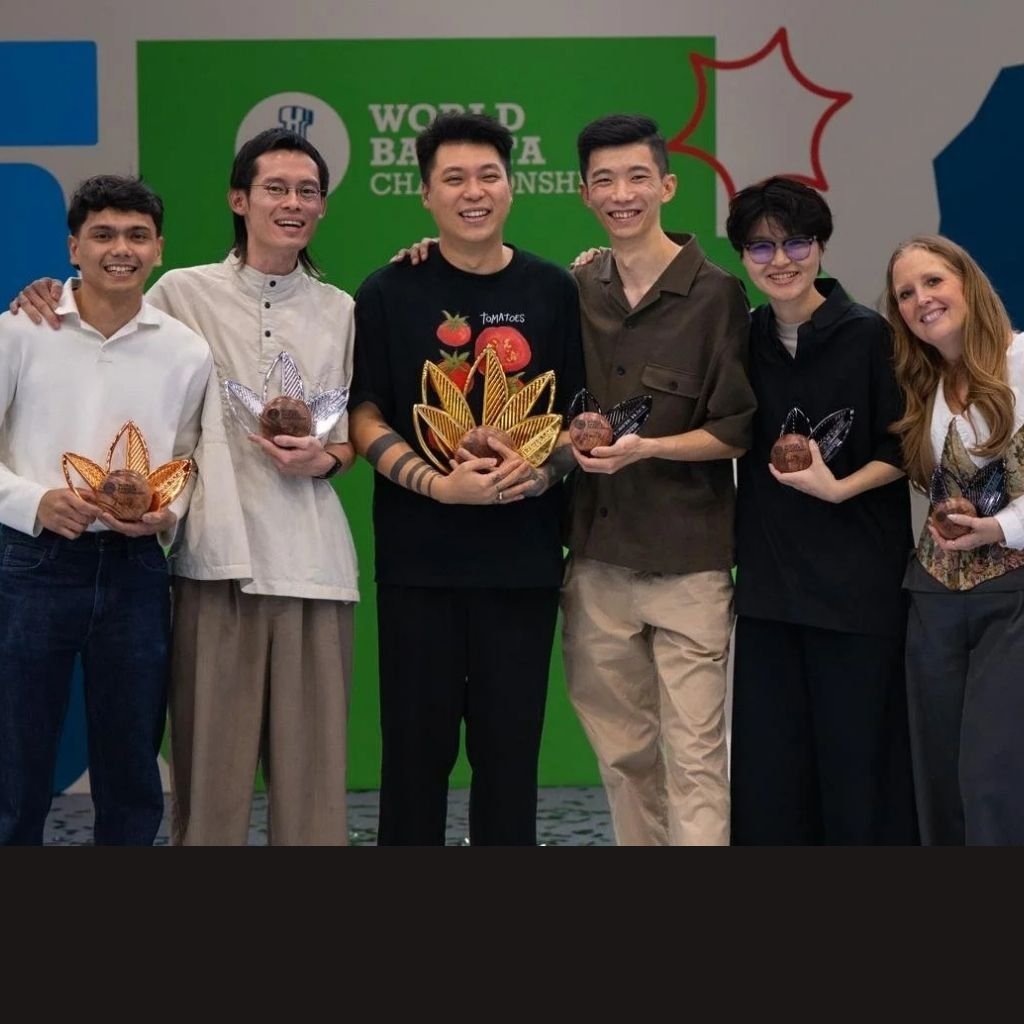 Los seis finalistas del Campeonato Mundial de Baristas (World Barista Championship – WBC) 2026, celebrado en el Panama Convention Center durante World of Coffee Panamá. De izquierda a derecha: Frederick Ruben (Emiratos Árabes Unidos, 3.er lugar), Shing Win (Malasia, 2.º lugar), Pan Wei (China, campeón), Gabrel Tan (Australia, 4.º lugar), Jane Kawinnart (Tailandia, 5.º lugar) y Jill Hoff (Canadá, 6.º lugar).