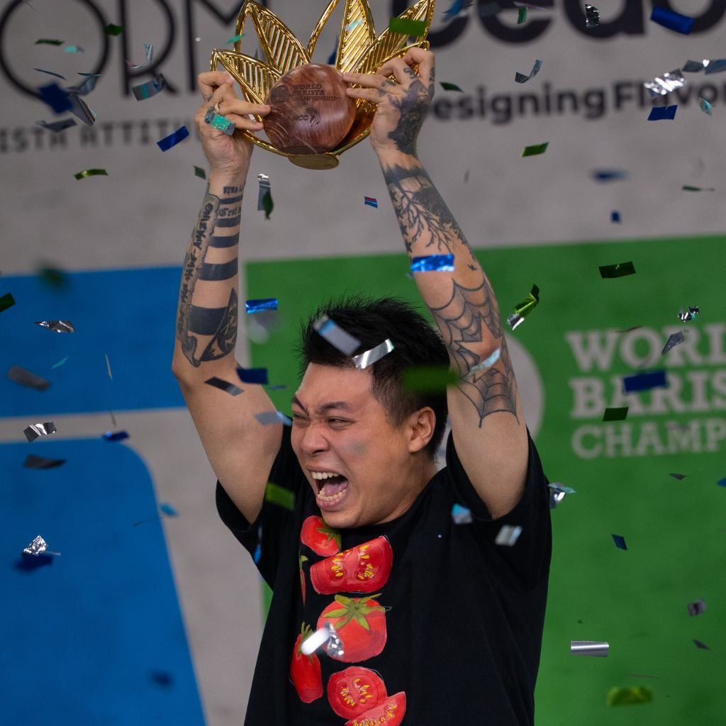 Pan Wei, barista chino, celebra su triunfo en el Campeonato Mundial de Baristas 2026, celebrado en Panamá, donde conquistó el título gracias a su constancia, experiencia y pasión por el café.
