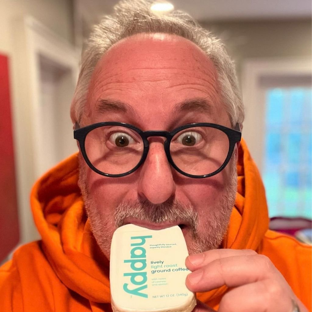 Craig Dubitsky, cofundador de happy®, con café molido de tueste claro.