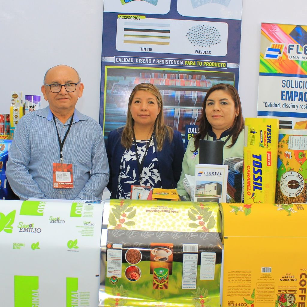 Miembros del equipo de Flexsal de El Salvador durante la Honduran Coffee Expo 2026. Fabrica y provee empaques flexibles para café y alimentos producidos en diferentes países de Centroamérica.