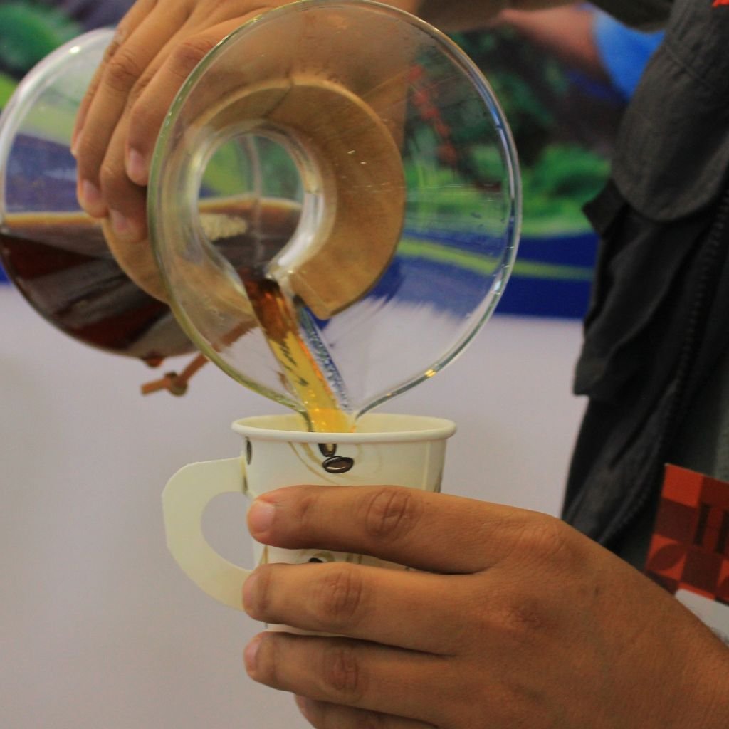 La producción mundial de café alcanzó 183.6 millones de sacos, superando el consumo global durante 2025/2026.