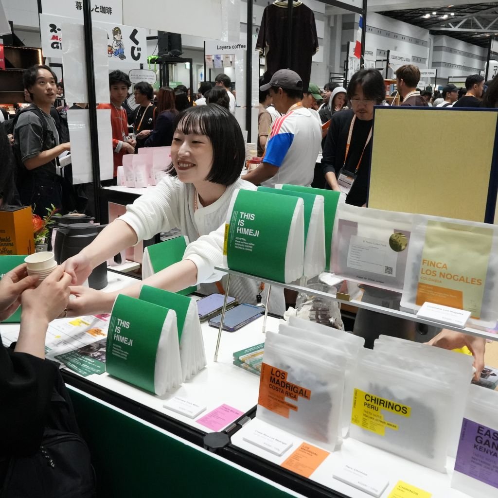 Una expositora ofrece café de especialidad en la SCAJ 2026, del 14 al 17 de octubre de 2026 en Japón.