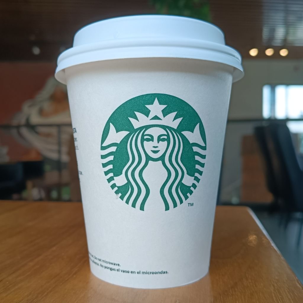 Starbucks reestructura su red en Norteamérica y acelera su expansión estratégica en China.