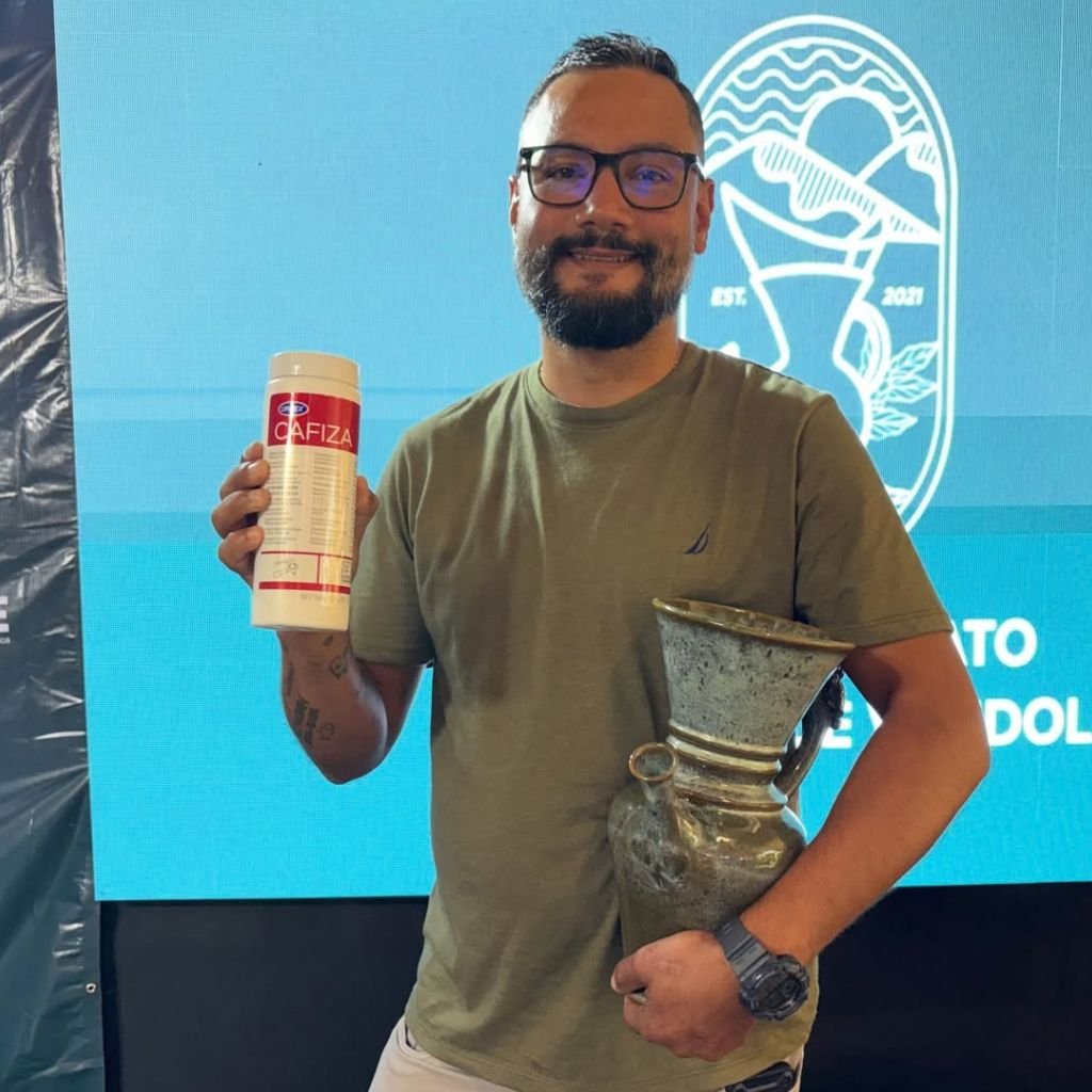 Jeremy Chávez, campeón del VI Campeonato Nacional de Vandola 2026, sostiene el recipiente de cerámica y un premio tras la final en Terramall, Costa Rica.