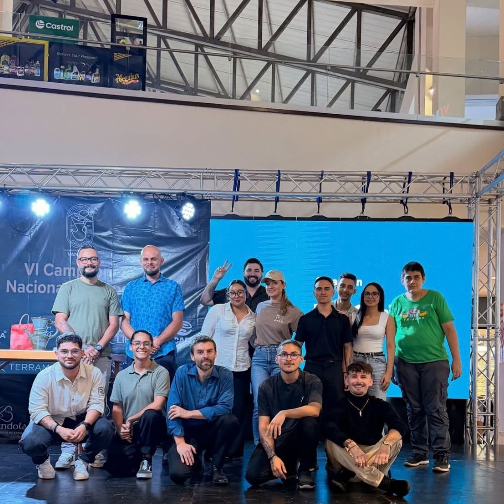 Participantes del VI Campeonato Nacional de Vandola posan al cierre de la competencia, realizada del 2 al 4 de octubre en Terramall, Costa Rica.