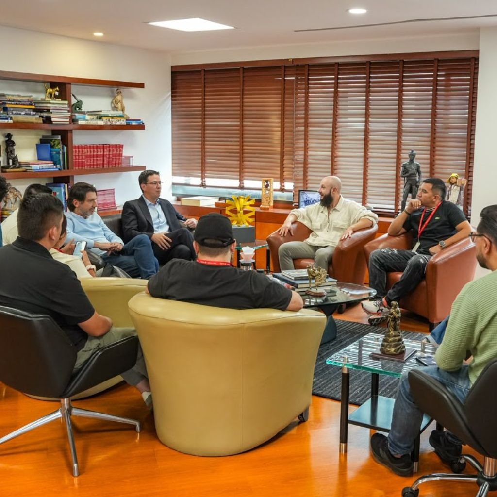 Miembros de la Federación Nacional de Cafeteros de Colombia en reunión con Carlos Escobar, campeón del IX Campeonato Colombiano de Cafés Filtrados, y Jhoan Vergara, caficultor del Huila.
