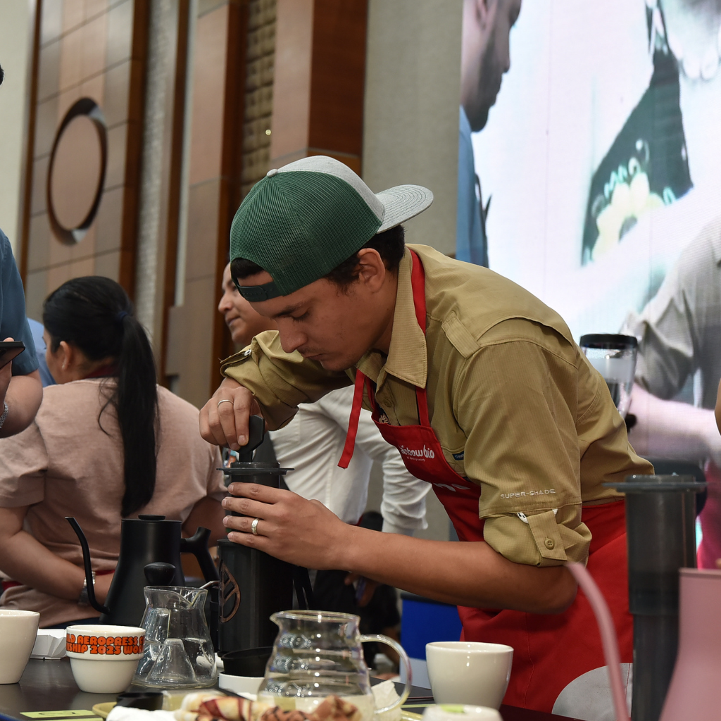 Wernels Natanael Aguilar durante la competencia nacional de AeroPress de Honduras celebrada durante Cafexpo en San Pedro Sula en marzo de 2026.