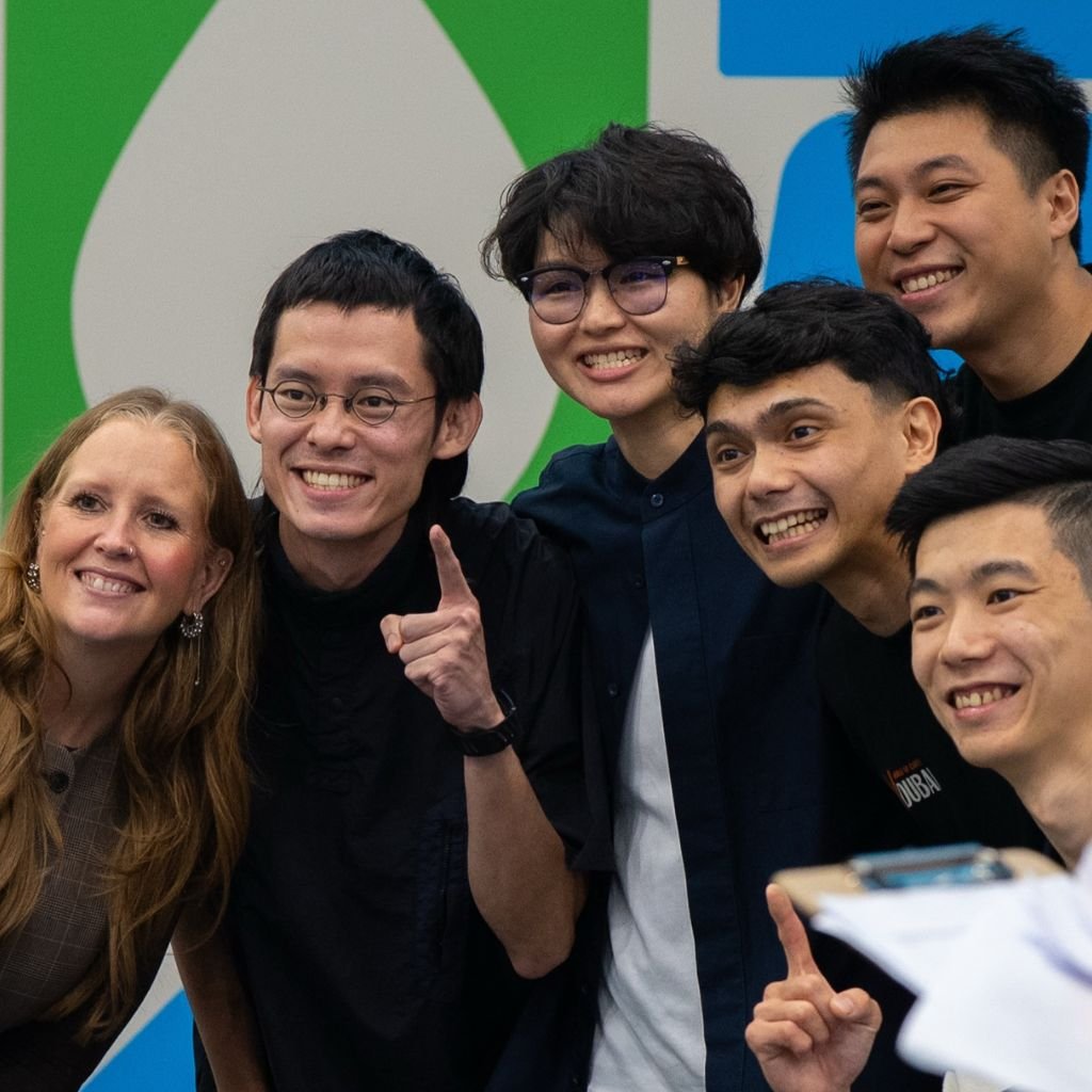 Baristas clasificados a la final del Campeonato Mundial de Baristas 2026 posan para una fotografía oficial de los organizadores durante la competencia celebrada en Panamá.