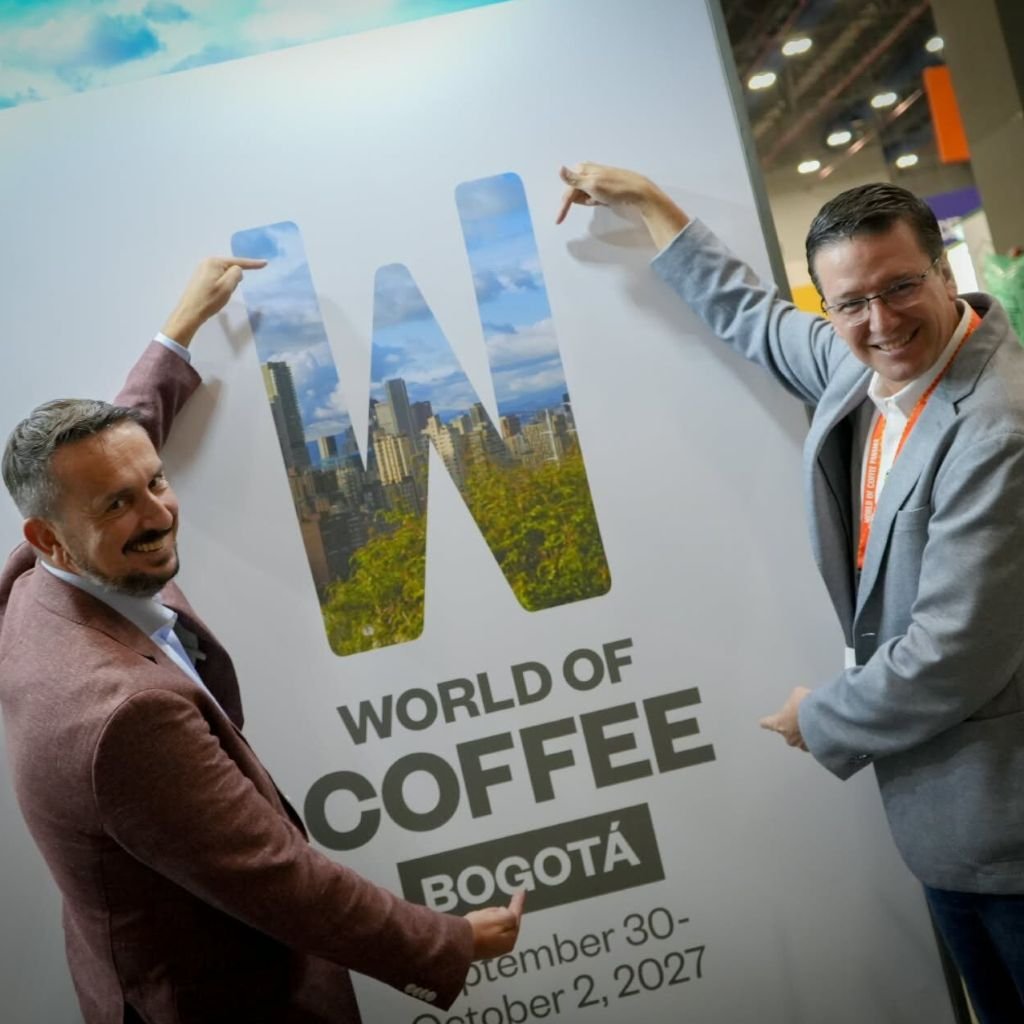 El director ejecutivo de la Specialty Coffee Association (SCA), Yannis Apostolopoulos, y el director ejecutivo de la Federación Nacional de Cafeteros de Colombia (FNC), Germán Alberto Bahamón Jaramillo, confirmaron en Panamá en octubre de 2026 que Bogotá será sede del World of Coffee 2027.