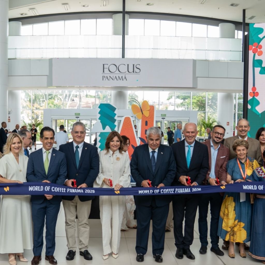 El presidente de Panamá, José Raúl Mulino, encabeza junto a autoridades y representantes del sector cafetero el corte de cinta que inaugura el World of Coffee Panamá 2026, celebrado del 23 al 25 de octubre en el Panama Convention Center.