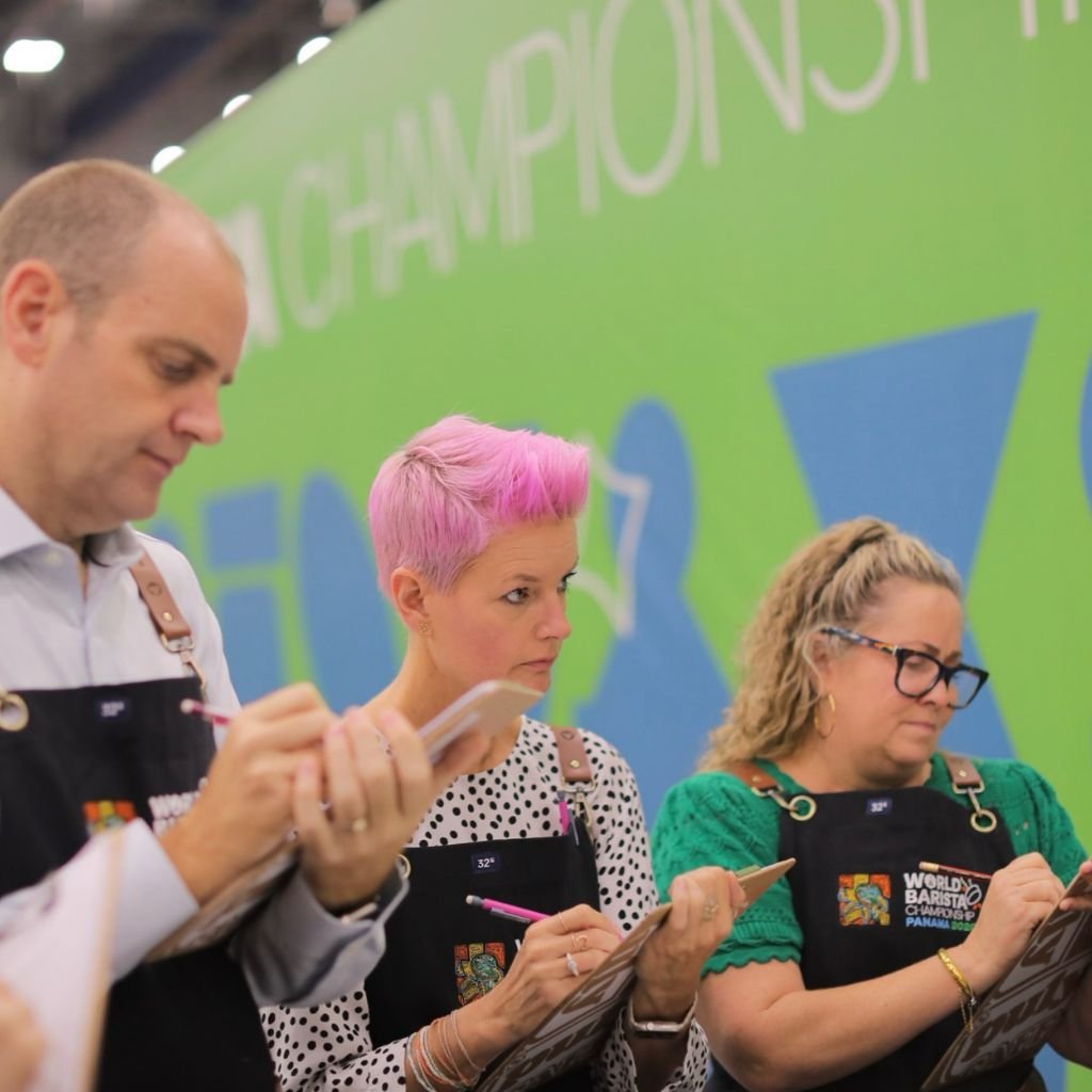 Participantes del World Barista Championship 2026 evalúan muestras de café durante la competencia en Panamá, país anfitrión del World of Coffee y del Campeonato Mundial de Baristas, que reúne a profesionales de la industria cafetera internacional.